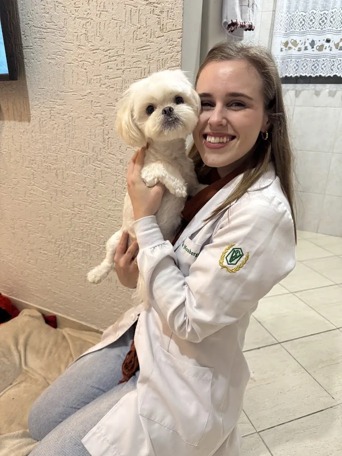 Letícia Neuberger em consulta veterinária domiciliar com cão de pequeno porte em Joinville